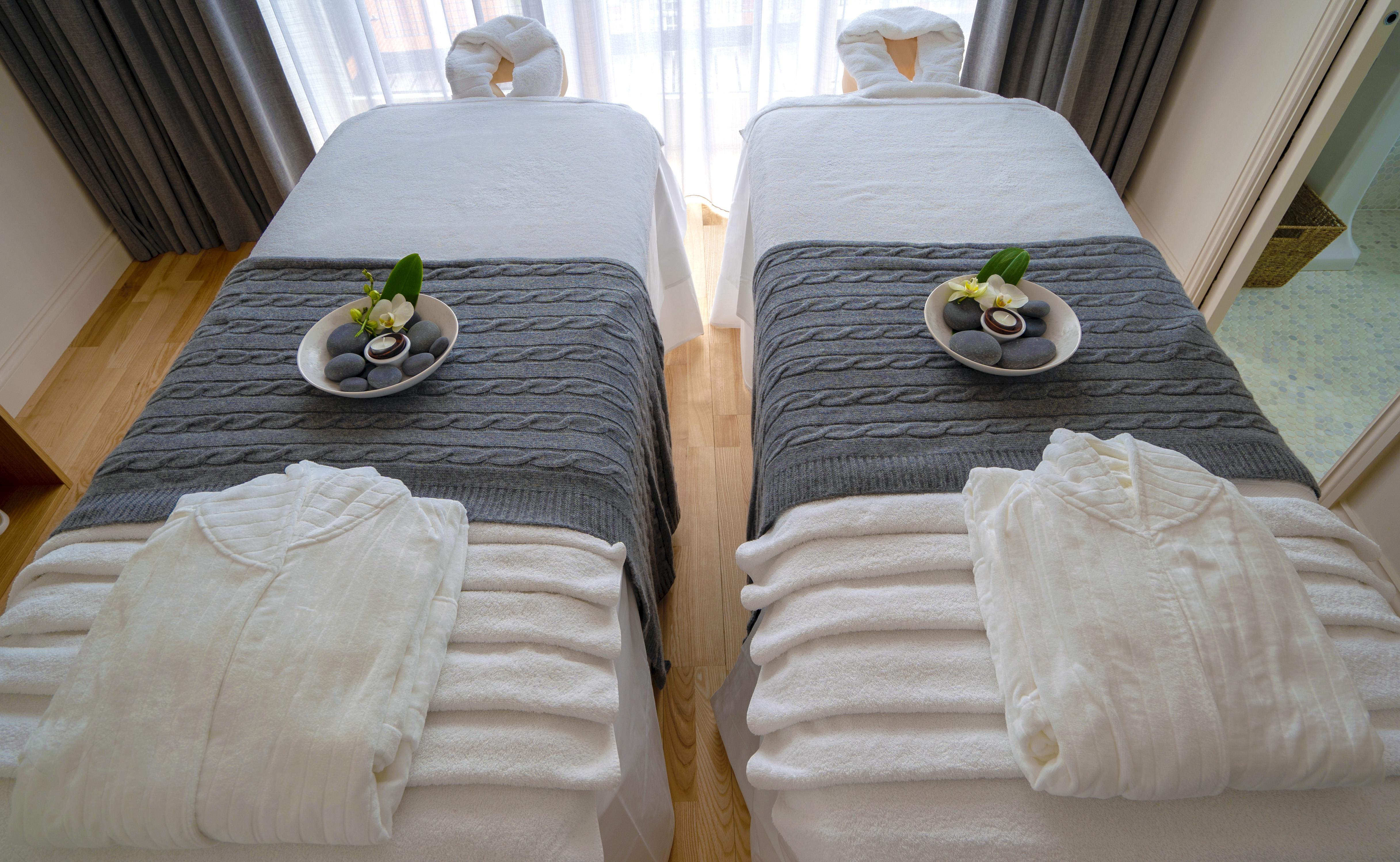 罗斯特里盯酒店 雷丁 外观 照片 Massage beds at a spa