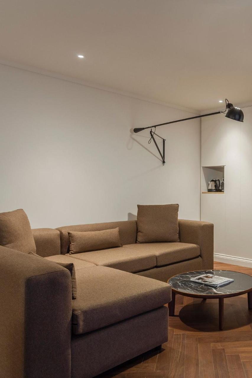 罗斯特里盯酒店 雷丁 外观 照片 A wall mounted light