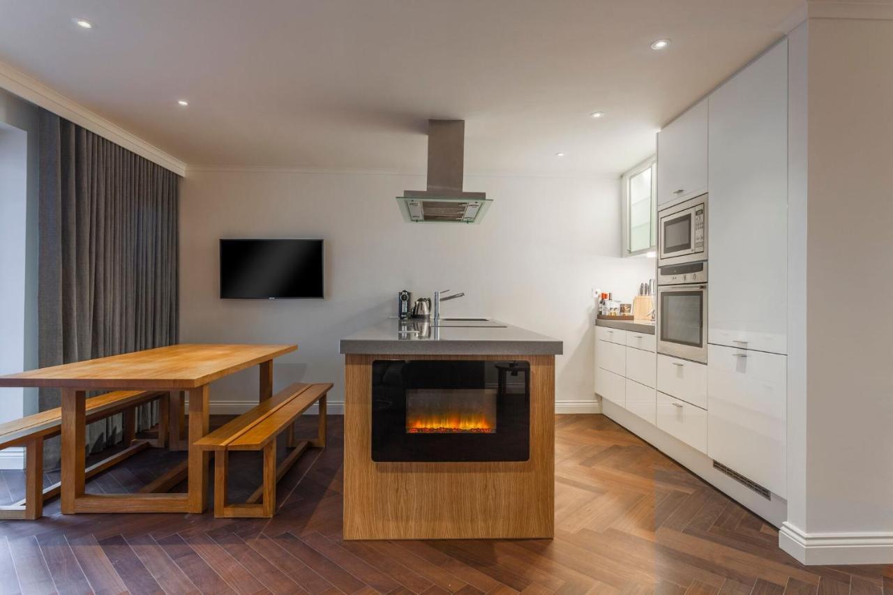 罗斯特里盯酒店 雷丁 外观 照片 A modern kitchen with a fireplace