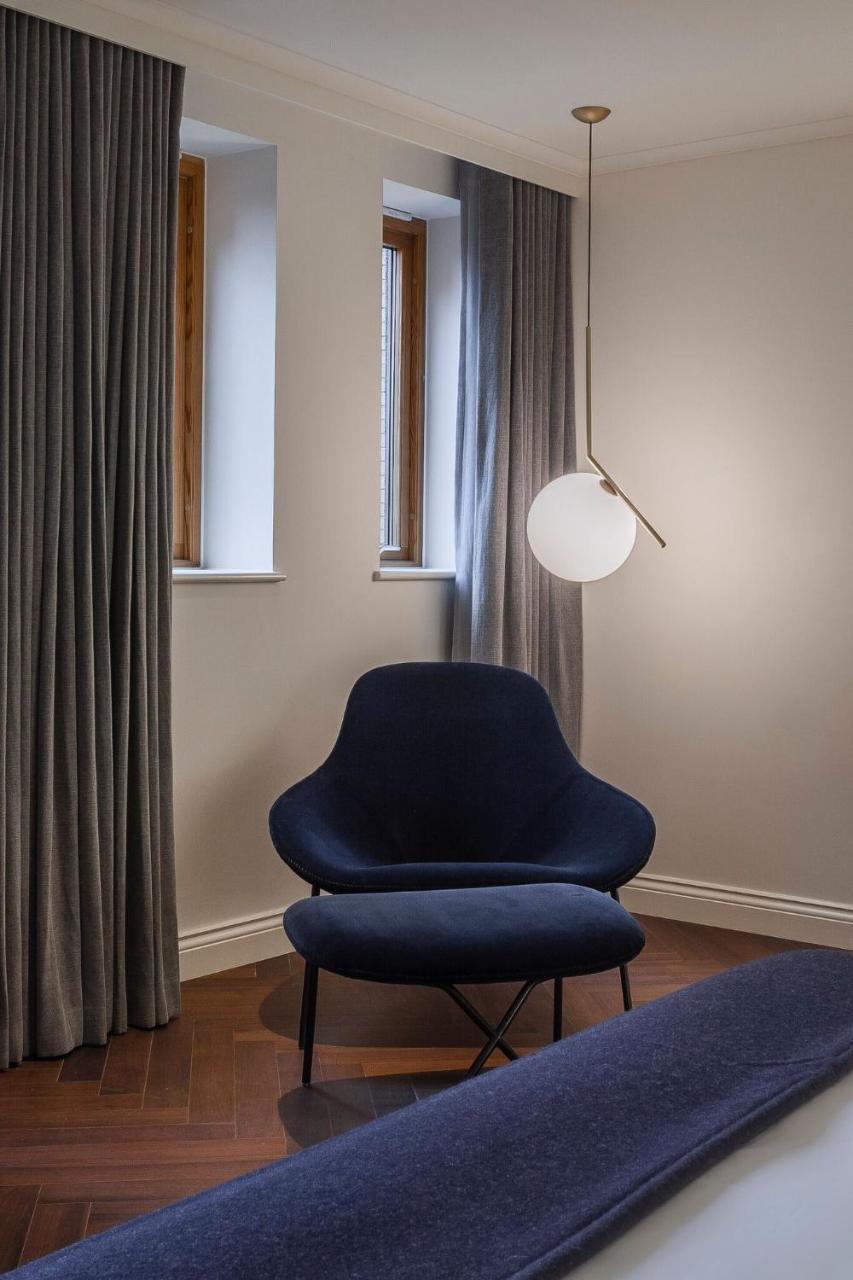 罗斯特里盯酒店 雷丁 外观 照片 Flos ic pendant light