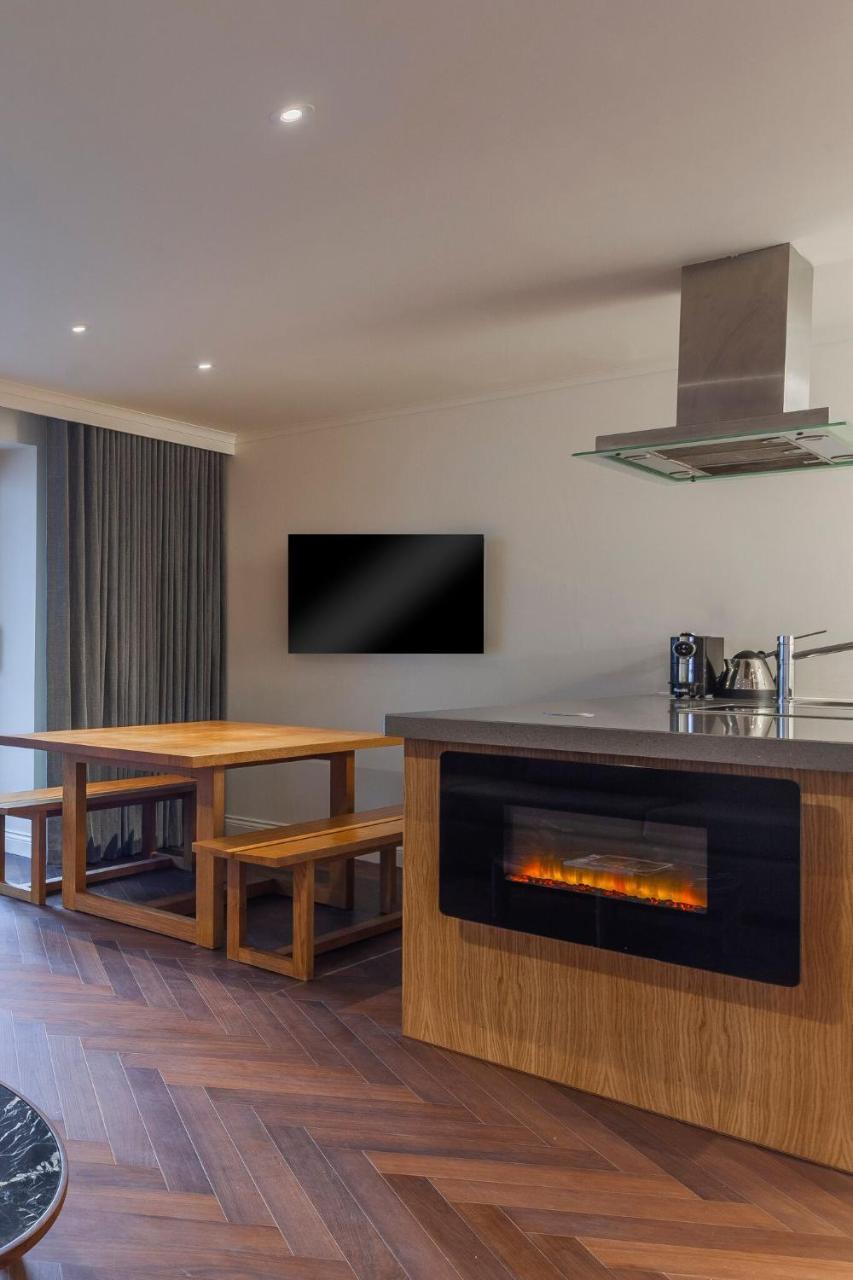 罗斯特里盯酒店 雷丁 外观 照片 A fireplace in a kitchen