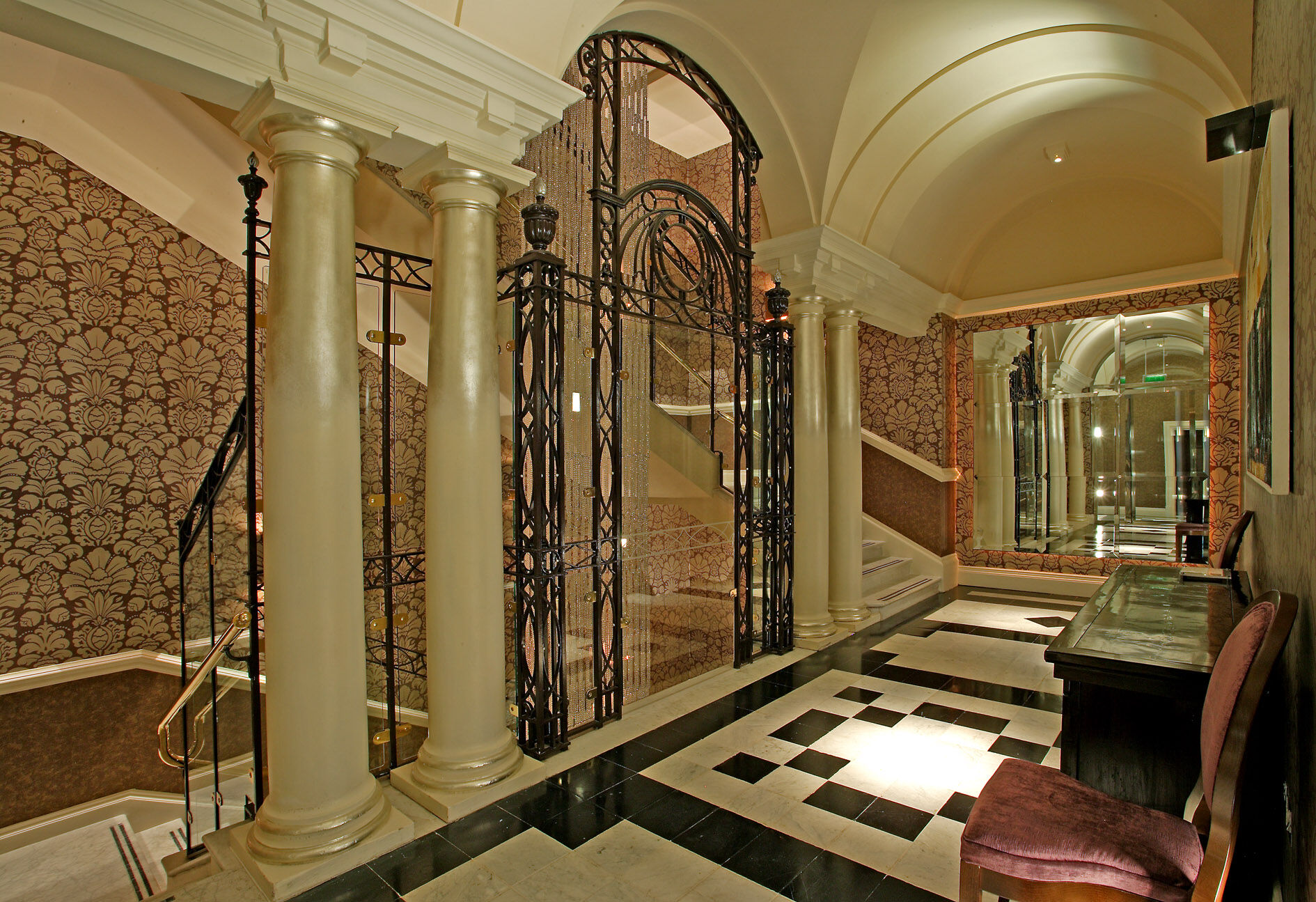 罗斯特里盯酒店 雷丁 外观 照片 The hotel's lobby