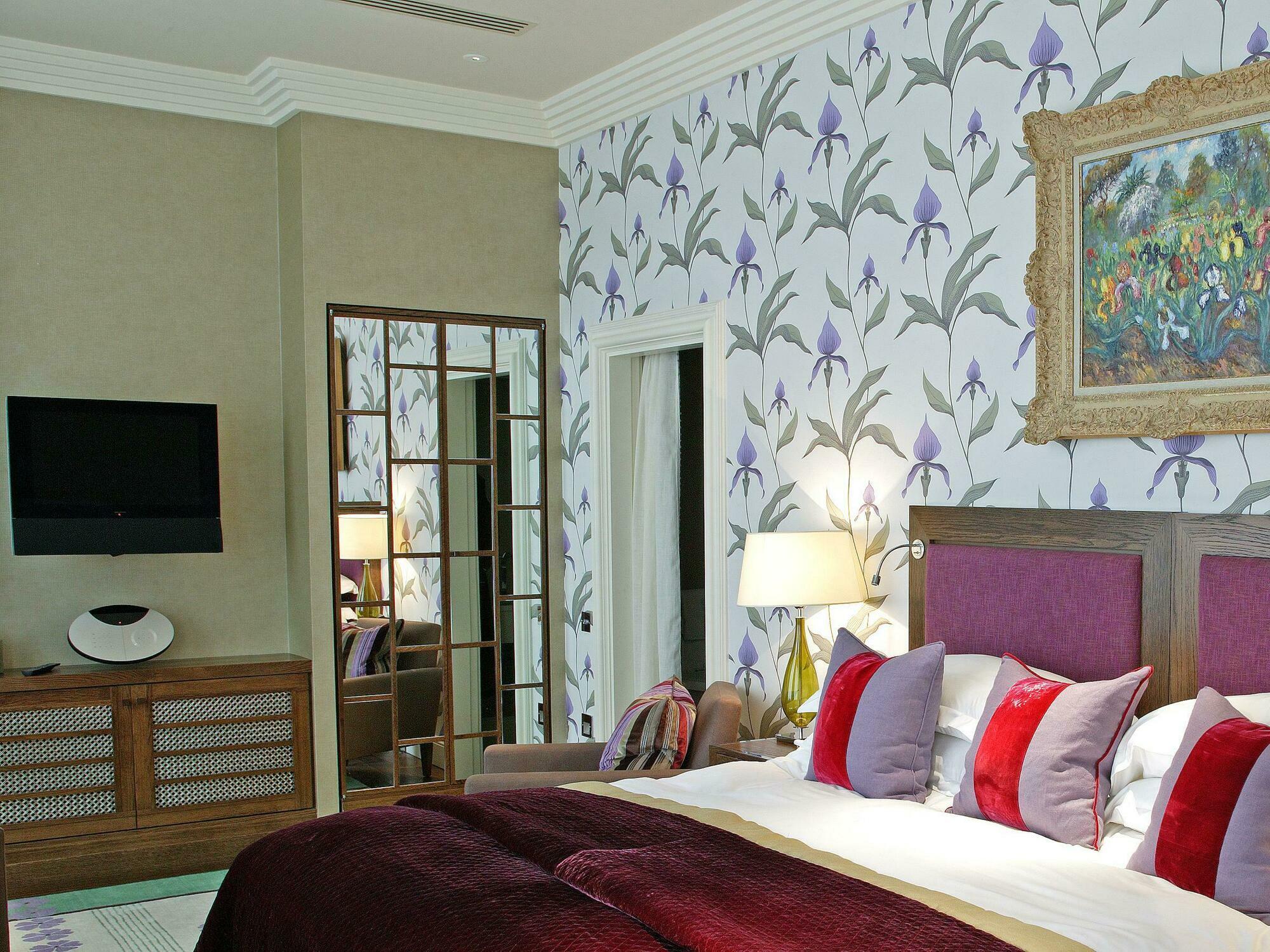 罗斯特里盯酒店 雷丁 外观 照片 A bedroom with wallpaper